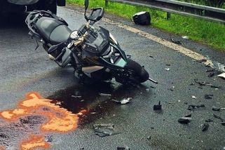 Zdrogovaný motorkář při honičce s policií na Klatovsku narazil do stromu - Novinky